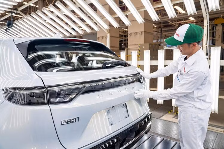 Với kích thước và ngoại hình tương đương HR-V, Honda e:N1 chạy điện dự kiến sẽ là con bài chiến lược của hãng xe Nhật nhằm cạnh tranh cùng các đối thủ đến từ Mỹ, Trung Quốc và Hàn Quốc. Honda e:N1 sẽ chính thức ra mắt người tiêu dùng tại triển lãm ô tô quốc tế Bangkok Motor Show 2024 sắp tới (27/3-7/4/2024).