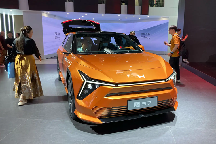Hơn nữa, hệ thống truyền động bao gồm động cơ điện phía trước 150 kW và phía sau 200 kW tạo ra tổng công suất 350 kW (469 mã lực), kết hợp với bộ pin lithium ba thành phần từ CATL.