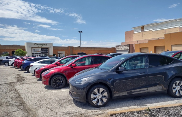 Hang ton kho nhieu, Tesla phai thue san trung tam thuong mai de chua xe