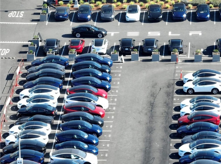 Hang ton kho nhieu, Tesla phai thue san trung tam thuong mai de chua xe-Hinh-4