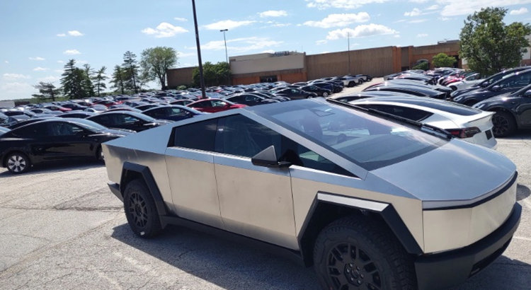 Hang ton kho nhieu, Tesla phai thue san trung tam thuong mai de chua xe-Hinh-3