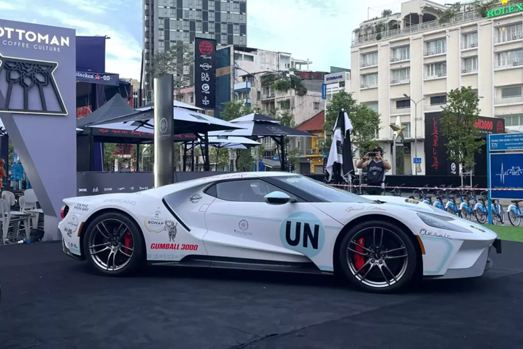 Ford GT '67 Heritage Edition chỉ được sản xuất giới hạn trong năm 2017 và mức giá bán hiện tại đang giao dịch trên 1 triệu đô la, đủ sức mang xe vào phân khúc hypercar nhưng tổng thể thiết kế lại nằm ở supercar. Hiện chỉ có đúng 1 xe Ford GT '67 Heritage Edition tại Việt Nam và mức giá của nó hiện không dưới 60 tỷ đồng.