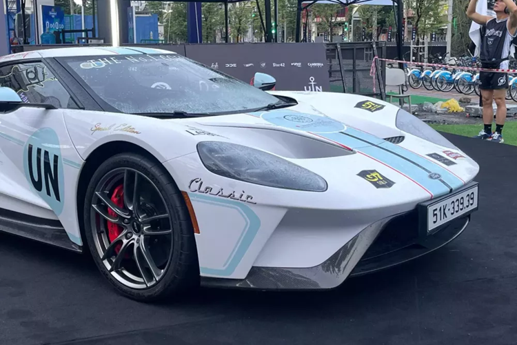 Hãng sau đó tuyên bố mỗi năm chỉ sản xuất Ford GT thế hệ thứ 2 đúng 250 xe, và lô hàng đầu tiên sẽ dành cho người nổi tiếng, sau đó mới bán cho người dùng, điểm khác của 2 đối tượng khách này là người có ảnh hưởng trên mạng nếu muốn mua Ford GT mới rất dễ, còn khách thì phải viết thư tay để Ford duyệt, điểm chung là không được bán xe lại trong khoảng thời gian được hãng Ford ấn định.