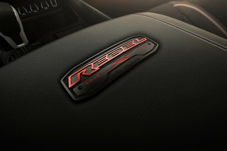 Những điểm nổi bật khác trên xe bao gồm vô lăng có sưởi, ghế trước và sau có sưởi, hệ thống âm thanh cao cấp Harman Kardon 19 loa. Bên cạnh những trang bị bổ sung, Rebel X còn có một số tính năng khác như Hệ thống kiểm soát hành trình trên đường gồ ghề.