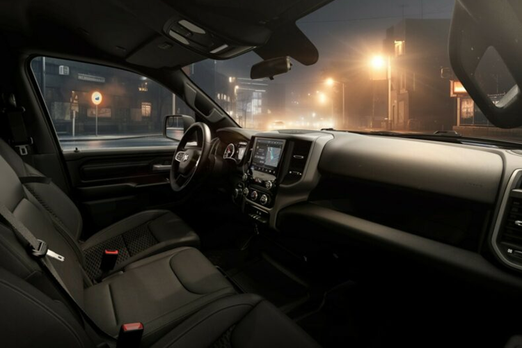 Về nội thất, xe sẽ được trang bị màn hình kỹ thuật có kích thước 7 inch cũng như hệ thống thông tin giải trí 8,4 inch. Mẫu xe cũng được trang bị vô lăng bọc da, ghế bọc vải màu đen, gương chiếu hậu chống chói tự động.