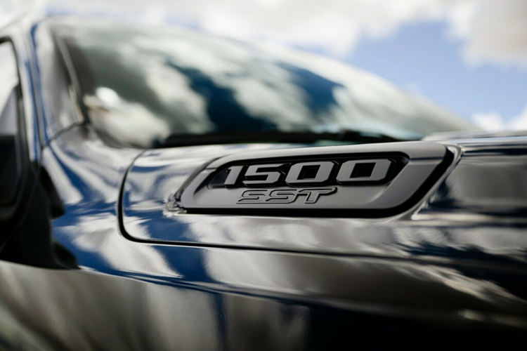 Hoàn thiện những chi tiết trên xe chính là trang bị đèn chiếu sáng LED, móc kéo và hệ thống ống xả kép với đầu ống xả màu đen thế thao. Xe cũng sẽ được trang trí với bộ decal Warlock trên nắp capo xe cũng như phần thùng sau nhằm biểu thị phiên bản.