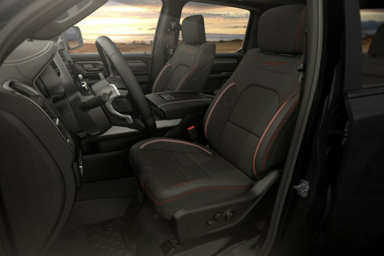 Mẫu xe này được xây dựng dựa trên mẫu tiêu chuẩn và được ra mắt nhằm kỷ niệm 10 năm phiên bản địa hình. Phiên bản đặc biệt đi kèm với gói nâng cấp Rebel Level 2 Equipment Group bao gồm cửa thùng chỉnh điện, cửa sổ trời toàn cảnh và trang bị hệ thống thông tin giải trí Uconnect 5 14,5 inch.