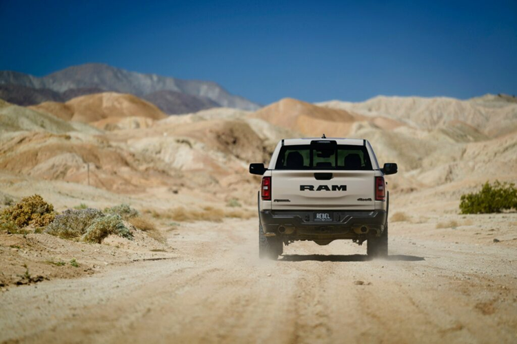 Khối động cơ này được trang bị đi kèm với hộp số tự động tám cấp và hệ dẫn động bốn bánh tiêu chuẩn. Hiện giá xe Ram 1500 Warlock Rebel X 2025 chưa công bố, nhưng hiện tại giá bán 1500 Rebel tiêu chuẩn khởi điểm là 64.195 USD chưa bao gồm các khoản phụ phí khác.