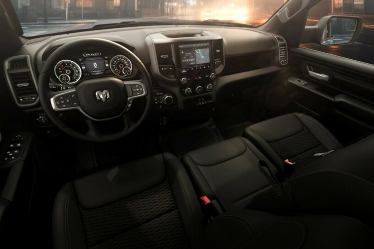 Khoang nội thất của xe trở nên thể thao hơn với ghế trước bọc da cùng logo X và các điểm nhấn màu đỏ. Ngoài ra, khách hàng cũng có thể lựa chọn trang bị màu sơn Mojave Sand độc đáo. Mẫu xe cũng được trang bị thanh ổn định phía sau mềm hơn và giảm xóc Bilstein.