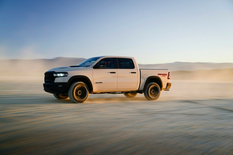 Mẫu xe còn có một số tiện nghi như đèn chiếu sáng thùng sau, hộc đựng đồ ở hàng ghế thứ hai và hệ thống khởi động từ xa. Các tính năng an toàn nổi bật khác trên xe bao gồm tính năng kiểm soát hành trình thích ứng, hỗ trợ giữ làn đường và phát hiện điểm mù.