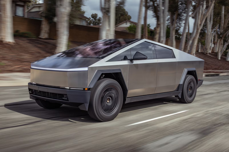 Bên trong mẫu xe bán tải thuần điện esla Cybertruck là không gian nội thất được thiết kế theo phong cách tối giản, xe được trang bị màn hình cảm ứng trung tâm 18,5 inch, màn hình giải trí 9,4 inch dành cho hành khách phía sau và trần kính toàn cảnh.