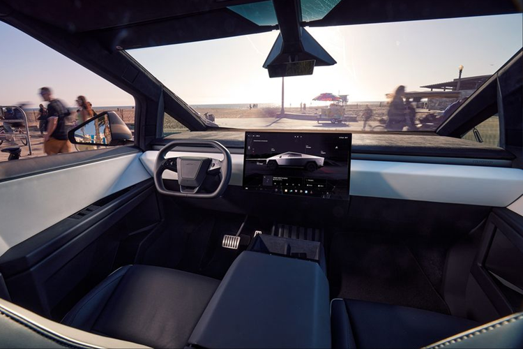 Ngoài thiết kế ngoại thất vuông thành sắc cạnh như xe đến từ tương lai, Tesla Cybertruck còn được trang bị thùng sau dài 1.828 mm và rộng 1.219 mm. Theo ông Musk, thùng sau của xe không cần đến lót thùng như xe bán tải thông thường.