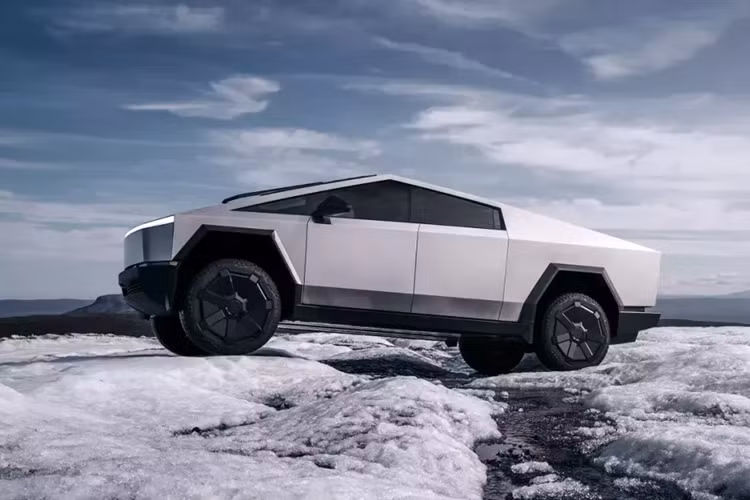 Hiện tại, dòng xe bán tải điện Tesla Cybertruck đang cháy hàng và tất nhiên, giá bán cũng tăng đôi chút so với hãng công bố. Tại thị trường Mỹ, Tesla Cybertruck 2024 có giá dao động từ 60.990 - 99.990 USD cho 3 phiên bản. Theo kế hoạch, 2 phiên bản AWD và Cyberbeast sẽ có mặt trên thị trường trước.