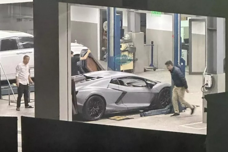 Cụ thể, siêu bò này dù vẫn dùng máy xăng V12 như các bản đàn anh nhưng lại nhẹ hơn 17 kg, đồng thời lại tạo ra công suất tối đa lớn hơn, đạt 825 mã lực tại tua máy 9.250 vòng/phút, cao hơn 125 mã lực so với Aventador.