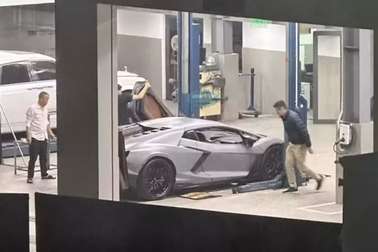 Cụ thể, siêu bò này dù vẫn dùng máy xăng V12 như các bản đàn anh nhưng lại nhẹ hơn 17 kg, đồng thời lại tạo ra công suất tối đa lớn hơn, đạt 825 mã lực tại tua máy 9.250 vòng/phút, cao hơn 125 mã lực so với Aventador.