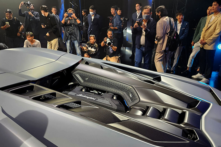 Bản thân của Minh Nhựa cũng từng chia sẻ hình ảnh 6 chiếc siêu xe Lamborghini Revuelto xếp hàng trước 1 showroom chính hãng, đủ màu, với dòng trạng thái "để đó và ngó". Một số thông tin ban đầu cho rằng, dòng siêu xe Lamborghini Revuelto sẽ có giá không hề rẻ tại Việt Nam, ước tính trên 50 tỷ đồng.