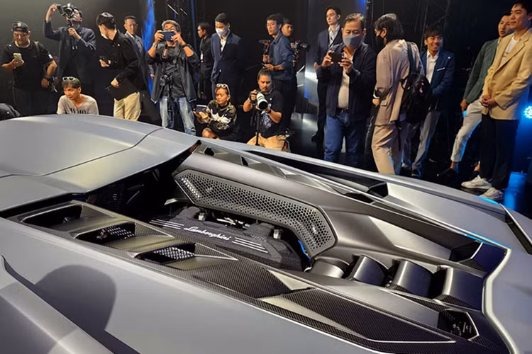 Bản thân của Minh Nhựa cũng từng chia sẻ hình ảnh 6 chiếc siêu xe Lamborghini Revuelto xếp hàng trước 1 showroom chính hãng, đủ màu, với dòng trạng thái "để đó và ngó". Một số thông tin ban đầu cho rằng, dòng siêu xe Lamborghini Revuelto sẽ có giá không hề rẻ tại Việt Nam, ước tính trên 50 tỷ đồng.