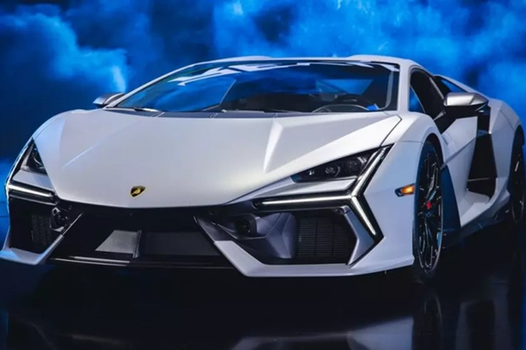Lamborghini Revuelto là dòng siêu xe rất đặc biệt vì mở ra kỷ nguyên mới, khi lần đầu, hãng xe bò tót cho ra mắt 1 siêu xe sử dụng hệ truyền động xăng lai điện, vì thế, rất có thể Minh Nhựa sẽ chốt đơn 1 chiếc, để trải nghiệm bên cạnh Pagani Huayra và McLaren Elva.