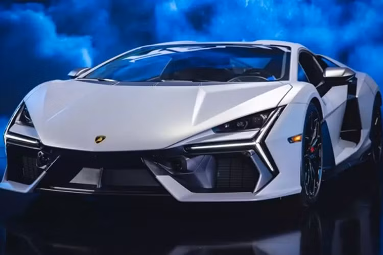 Lamborghini Revuelto là dòng siêu xe rất đặc biệt vì mở ra kỷ nguyên mới, khi lần đầu, hãng xe bò tót cho ra mắt 1 siêu xe sử dụng hệ truyền động xăng lai điện, vì thế, rất có thể Minh Nhựa sẽ chốt đơn 1 chiếc, để trải nghiệm bên cạnh Pagani Huayra và McLaren Elva.