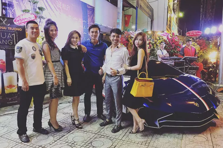 Trong số đó còn có hàng chục siêu xe khác của các hãng như Audi, Ferrari, Lamborghini và McLaren, đặc biệt, con trai độc nhất của đại gia Phạm Văn Mười rất thích các mẫu xe "bò tót", ám chỉ thương hiệu xe Lamborghini.