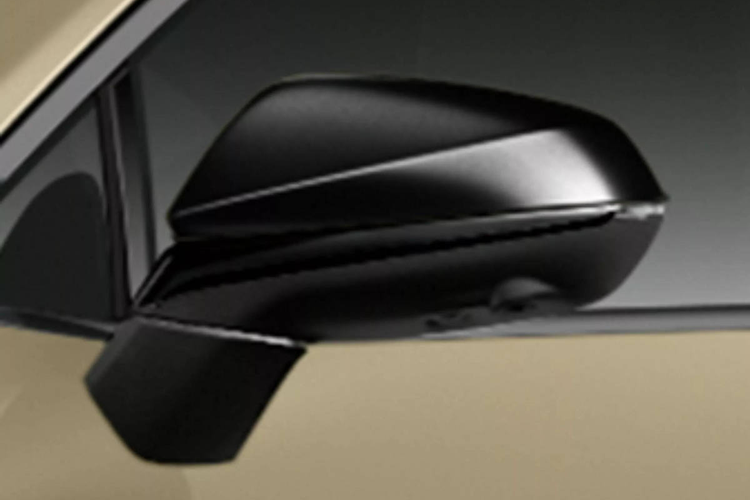 Thêm vào đó, gói trang trí cao cấp “Version L” sẽ giúp xe tách biệt khỏi các bản thông thường bằng nội thất màu trắng Solis White và ốp chắn bùn cùng màu thân xe.