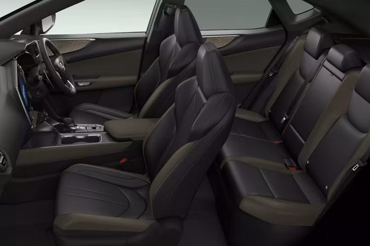 Overtrail Edition có bộ mâm hợp kim 18 inch đi kèm bộ lốp AT gai to 235/60 phù hợp với nhiều điều kiện mặt đường khó khăn khác nhau, đồng thời góp phần làm tăng khoảng sáng gầm xe thêm 15 mm. Hệ thống treo thích ứng sẽ có thêm một thiết lập Overtrail, hứa hẹn giảm sự rung lắc khi lái xe trên địa hình không bằng phẳng.