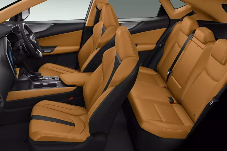 Vào bên trong, nội thất bản Overtrail Edition có tông đen Monolith chủ đạo. Ghế ngồi bọc da màu đen còn được phối thêm màu nâu sẫm. Trong khi đó, phần táp-pi cửa có thêm các điểm nhấn ốp gỗ đẹp mắt. Các cấu hình Lexus NX 2024 tại Nhật Bản bao gồm NX 250 (2.5L I4 A25A-FKS 202 mã lực/249 Nm, hộp số tự động 8 cấp)