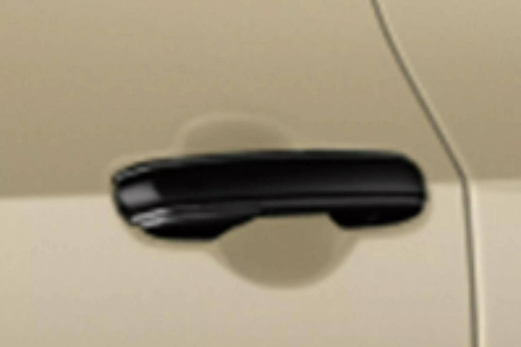 Trang bị tiêu chuẩn của tất cả các cấu hình được cải thiện đáng kể, khi có thêm đèn chiếu sáng trên tay nắm cửa sau, 2 cổng USB-C tại cụm điều khiển trung tâm và tấm biển hiển thị số VIN tại kính chắn gió.