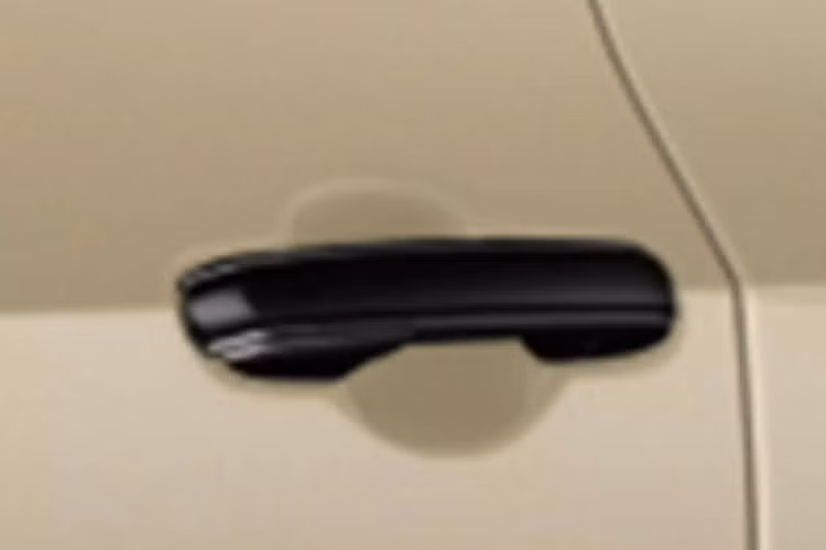 Trang bị tiêu chuẩn của tất cả các cấu hình được cải thiện đáng kể, khi có thêm đèn chiếu sáng trên tay nắm cửa sau, 2 cổng USB-C tại cụm điều khiển trung tâm và tấm biển hiển thị số VIN tại kính chắn gió.