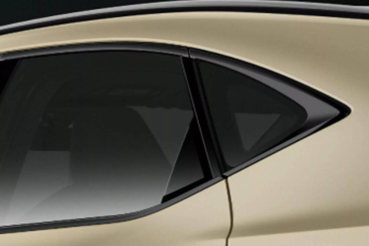 Các kỹ sư Lexus cũng cải thiện khả năng cách âm khoang máy để giảm thiểu tiềng ồn động cơ lọt vào khoang cabin, đem lại trải nghiệm êm ái hơn cho hành khách. Ngoại hình Lexus NX 2024 không khác biệt mấy so với đời trước, chỉ có thêm một lựa chọn màu sơn ngoại thất mới là màu đồng Sonic Copper và một lựa chọn màu nội thất mới mang tên Hazel.