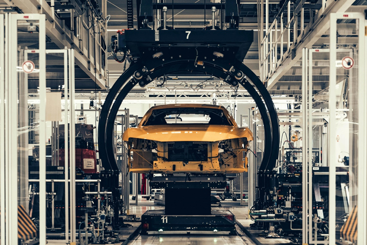 Đi kèm với việc khai tử Audi R8 chính là việc khối động cơ V10 của Tập đoàn Volkswagen dần không còn được sử dụng. Theo dự kiến trong năm tới, Lamborghini sẽ ngừng sản xuất Huracan để tiến tới những mẫu xe với côn nghệ hiện đại hơn.