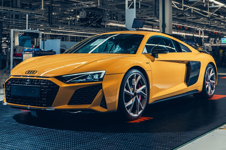 Chiếc Audi R8 cuối cùng mang trên mình màu sơn ngoại thất màu vàng bóng Vegas Yellow cùng cấu hình Performance Quattro đã chính thức rời khỏi dây chuyền lắp ráp của thương hiệu xe sang Đức.
