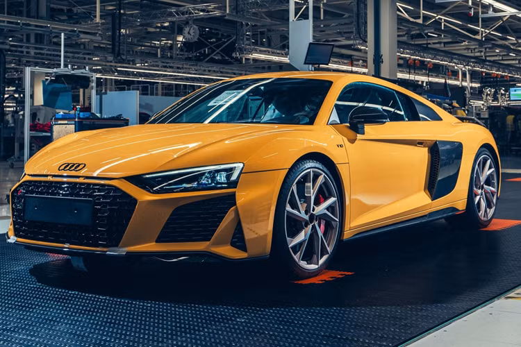 Chiếc Audi R8 cuối cùng mang trên mình màu sơn ngoại thất màu vàng bóng Vegas Yellow cùng cấu hình Performance Quattro đã chính thức rời khỏi dây chuyền lắp ráp của thương hiệu xe sang Đức.