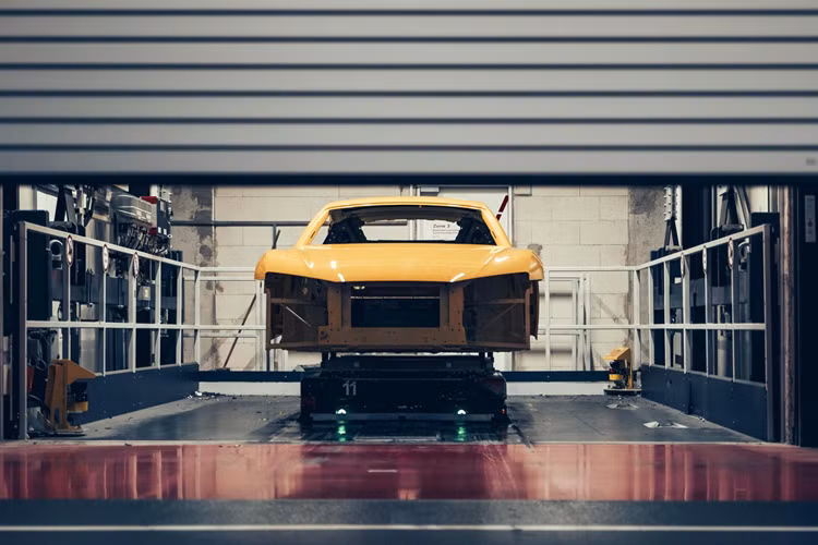 Nếu lựa chọn phiên bản Audi R8 cuối cùng này, mẫu xe sẽ được trang bị gói nâng cấp ngoại thất được làm bằng sợi carbon cùng bộ mâm xe đa chấu có kích thước 20 inch.