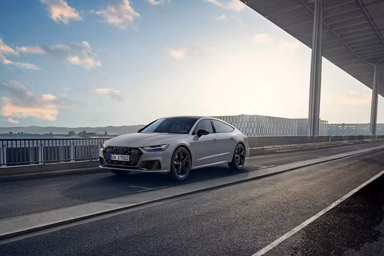 Cụ thể, Audi S6 và S7 2025 gói Nardo Sport này đều được sơn màu xám Nardo Grey và bao gồm phần mái màu đen, đèn pha tối màu và ốp gương chiếu hậu bằng sợi carbon. Ngoài ra, Audi còn cung cấp bộ mâm xe 21 inch sơn đen bóng mới. Hoàn tất những thay đổi là phần logo hãng và huy hiện tên xe mang màu đen.