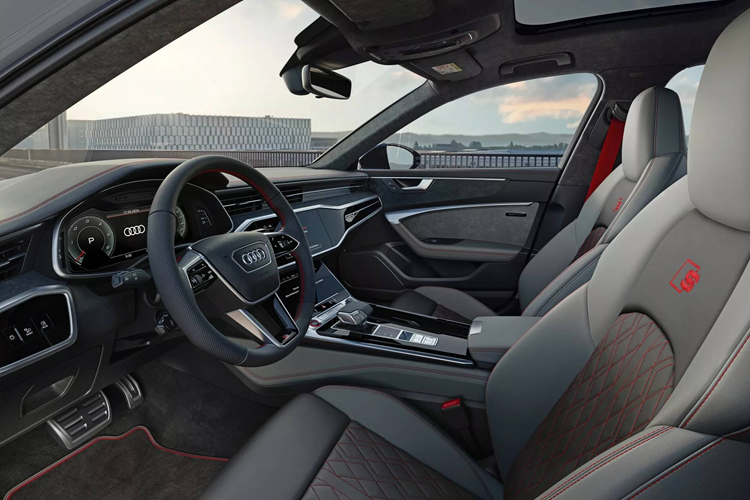 Nếu như ngoại thất của các phiên bản Nardo Sport đã rất nổi bật thì phần nội thất cũng không hề kém cạnh. Hãng Audi đã rất nỗ lực mang lại sự đặc biệt khi trang bị cho cả 2 mẫu này gói trang bị bọc da độc quyền với màu xám Jet Gray và đường chỉ khâu màu đỏ Crimson Red, cùng dây đai an toàn màu đỏ Crimson Red.