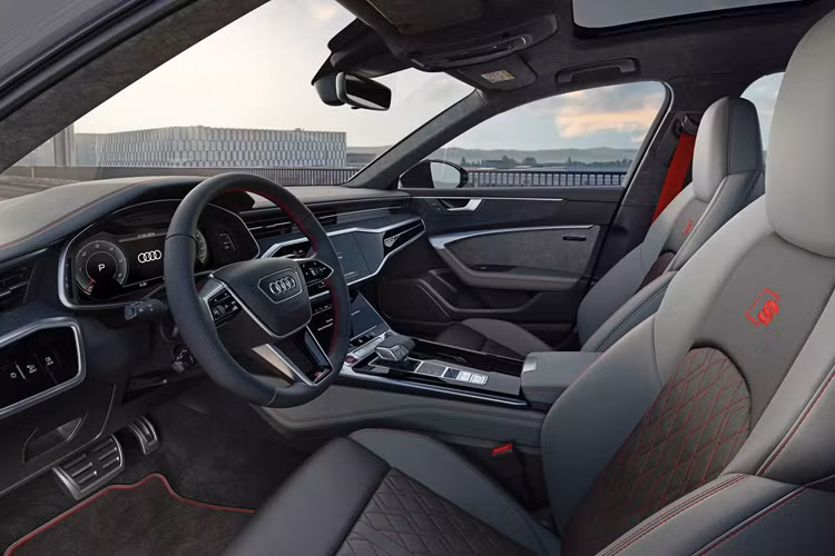 Nếu như ngoại thất của các phiên bản Nardo Sport đã rất nổi bật thì phần nội thất cũng không hề kém cạnh. Hãng Audi đã rất nỗ lực mang lại sự đặc biệt khi trang bị cho cả 2 mẫu này gói trang bị bọc da độc quyền với màu xám Jet Gray và đường chỉ khâu màu đỏ Crimson Red, cùng dây đai an toàn màu đỏ Crimson Red.