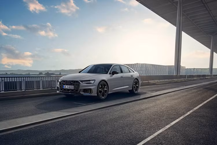 Hiểu được điều đó, hãng Audi đã cho công bố phiên bản đặc biệt với màu xám Nardo Grey dành riêng cho 2 dòng xe sedan hiệu năng cao của hãng là Audi S6 2025 và Audi S7 2025 với tên gọi Nardo Sport Special Edition. Đây sẽ là gói trang bị tùy chọn áp dụng độc quyền cho xe đặt hàng mua mới tại thị trường Mỹ.