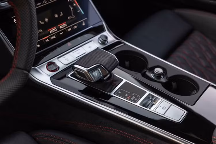 Các phần khác cũng được hoàn thiện bằng da xám Jet Gray, bao gồm cả ốp cửa, phần trên của bảng điều khiển và cụm điều khiển trung tâm.