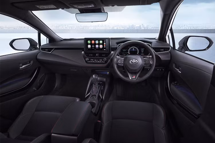 Xe được trang bị một bộ mâm xe hợp kim màu đen 17 inch mới làm tăng thêm tính thẩm mỹ, kết hợp với các điểm nhấn màu đen bóng xung quanh thân xe. Xe cũng được trang bị bộ đèn hậu LED màu khói, cánh gió sau mới hoàn thiện bản nâng cấp. Tuy nhiên, phần líp hông xe và bộ khuếch tán phía sau vẫn được giữ nguyên so với phiên bản thông thường.