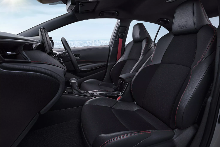 Về nội thất, Corolla Altis GR Sport khác biệt biệt với những phiên bản còn lại nhờ lớp bọc da lộn đục lỗ trên ghế, đường khâu tương phản màu đỏ với dây an toàn phù hợp, các chi tiết chèn màu Smoked Silver và biểu tượng GR trên vô lăng và nút Start/Stop. Trang bị tiêu chuẩn cũng bao gồm cụm đồng hồ kỹ thuật số 12,3 inch, màn hình thông tin giải trí 9 inch và màn hình hiển thị HUD.