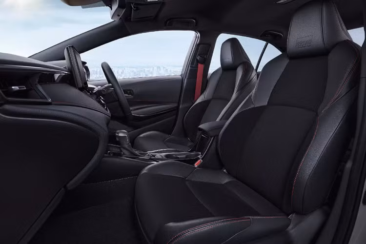 Về nội thất, Corolla Altis GR Sport khác biệt biệt với những phiên bản còn lại nhờ lớp bọc da lộn đục lỗ trên ghế, đường khâu tương phản màu đỏ với dây an toàn phù hợp, các chi tiết chèn màu Smoked Silver và biểu tượng GR trên vô lăng và nút Start/Stop. Trang bị tiêu chuẩn cũng bao gồm cụm đồng hồ kỹ thuật số 12,3 inch, màn hình thông tin giải trí 9 inch và màn hình hiển thị HUD.