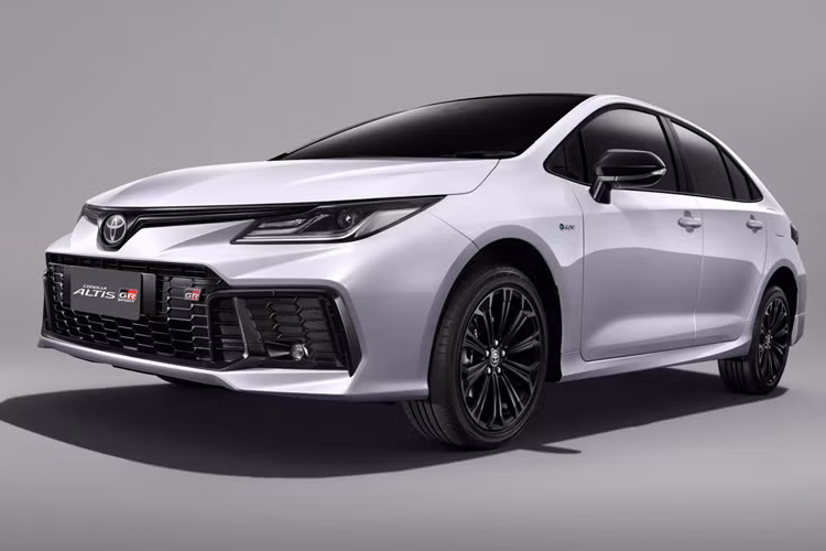 Toyota mới đây đã cho ra mắt phiên bản Facelift của dòng xe Toyota Altis HEV GR Sport 2024 mới. Mẫu xe này đã được tinh chinh một số chi tiết thiết kế ở ngoại thất xe, đồng thời phần khung gầm cũng được điều chỉnh nhằm đem tới trải nghiệm ấn tượng hơn so với thế hệ tiền nhiệm.