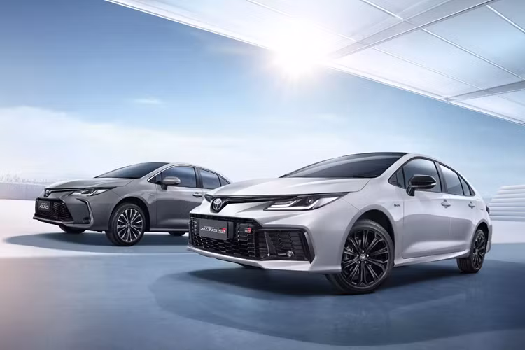 Ở phần cản trước, Corolla Altis GR Sport có các hốc gió vuông vắn, thiết kế được lấy cảm hứng từ GR Yaris và GR Corolla và lưới tản nhiệt mỏng hơn giúp phần cản xe có thiết kế sắc nét hơn.
