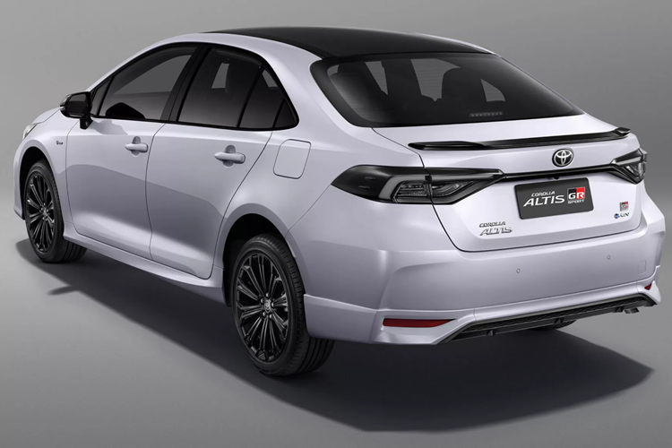 Bên cạnh hybrid tự sạc, Corolla Altis cũng được cung cấp với động cơ xăng thông thường 1,8 lít và 1,6 lít tại Thái Lan. GR Sport hybrid vẫn là mẫu xe chủ lực dành cho những ai mong muốn một mẫu xe thể thao.