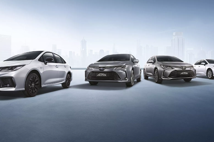 Ra mắt tại Thái Lan, biến thể của mẫu xe sedan Toyota Corolla Altis HEV GR Sport Facelift được cải tiến về hệ thống pin và phần thân xe được thiết kế lại cho GR Sport, nhằm mục đích mang lại cho xe những điểm nâng cấp về diện mạo xe.