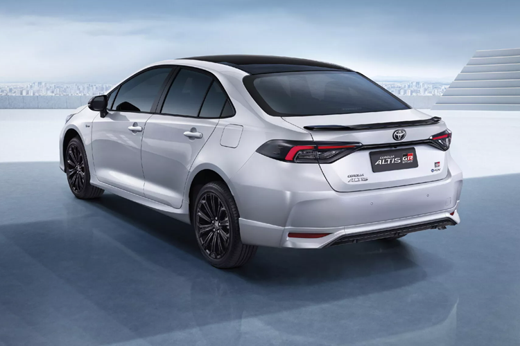 Hiện đã có mặt tại Thái Lan, mức giá xe Toyota Corolla Altis HEV GR Sport 2024 nâng cấp có giá 1.129.000 baht (khoảng 32.900 USD - hơn 770 triệu đồng). Để so sánh, mẫu HEV Premium với cùng hệ truyền động có giá thấp hơn một chút là 1.009.000 baht (khoảng 29.400 - hơn 690 triệu đồng).