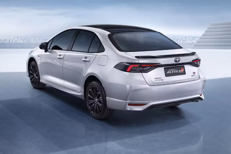 Hiện đã có mặt tại Thái Lan, mức giá xe Toyota Corolla Altis HEV GR Sport 2024 nâng cấp có giá 1.129.000 baht (khoảng 32.900 USD - hơn 770 triệu đồng). Để so sánh, mẫu HEV Premium với cùng hệ truyền động có giá thấp hơn một chút là 1.009.000 baht (khoảng 29.400 - hơn 690 triệu đồng).