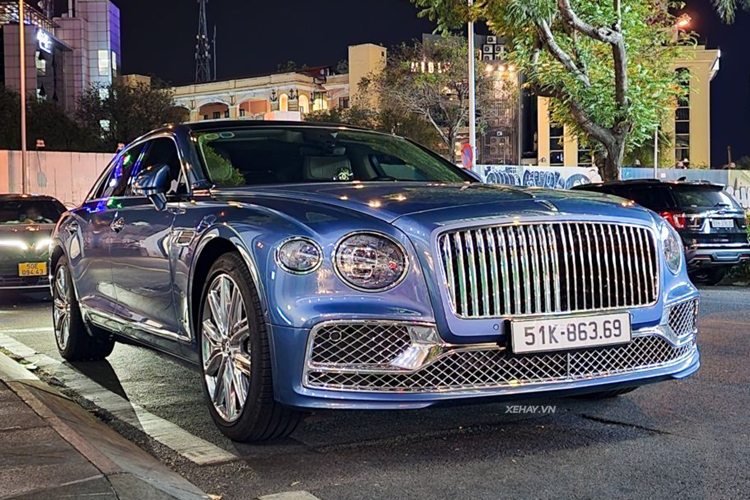 Xe gây ấn tượng với ngoại thất màu xanh Portofino, lấy cảm hứng từ các dòng hải lưu ở vùng biển Địa Trung Hải. Trường xe dài, kiểu dáng bệ vệ không quá phô trương, mức độ hoàn thiện cao ở bề mặt sơn, các mối hàn, đường gân nổi trên thân... vẫn là những thứ tạo nên chất riêng cho mẫu siêu sang Anh quốc.