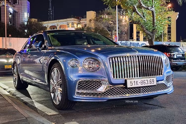 Xe gây ấn tượng với ngoại thất màu xanh Portofino, lấy cảm hứng từ các dòng hải lưu ở vùng biển Địa Trung Hải. Trường xe dài, kiểu dáng bệ vệ không quá phô trương, mức độ hoàn thiện cao ở bề mặt sơn, các mối hàn, đường gân nổi trên thân... vẫn là những thứ tạo nên chất riêng cho mẫu siêu sang Anh quốc.